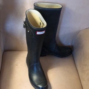 Classic black rubber Hunter weeklies